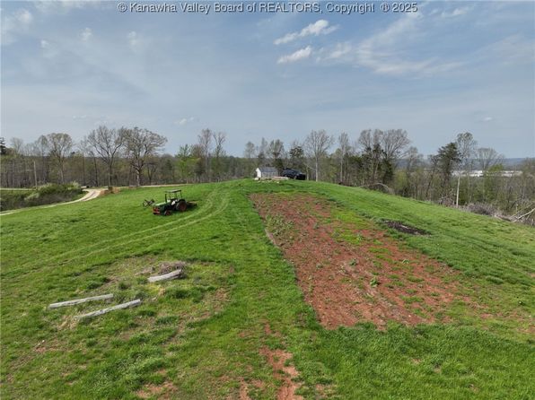 6 Red Knob Rd, Fraziers Bottom, WV 25082