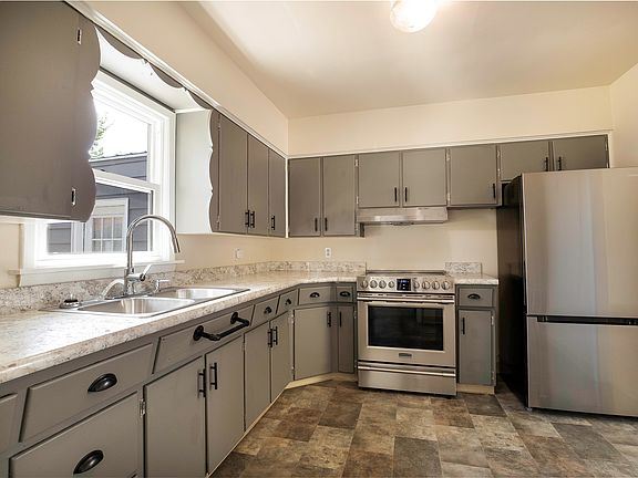 4th image of 616 3rd Ave NW