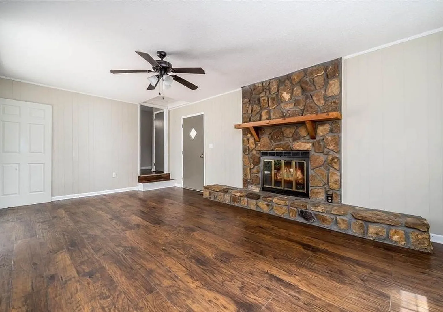 4 bed & 2.5 bath with a pool — Photo 2