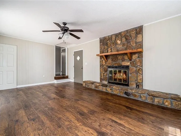 130 Maxanna Dr — Photo 2