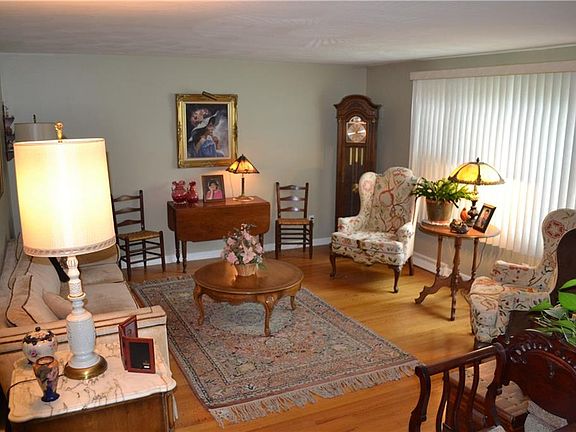 4th image of 441 Durston Ave