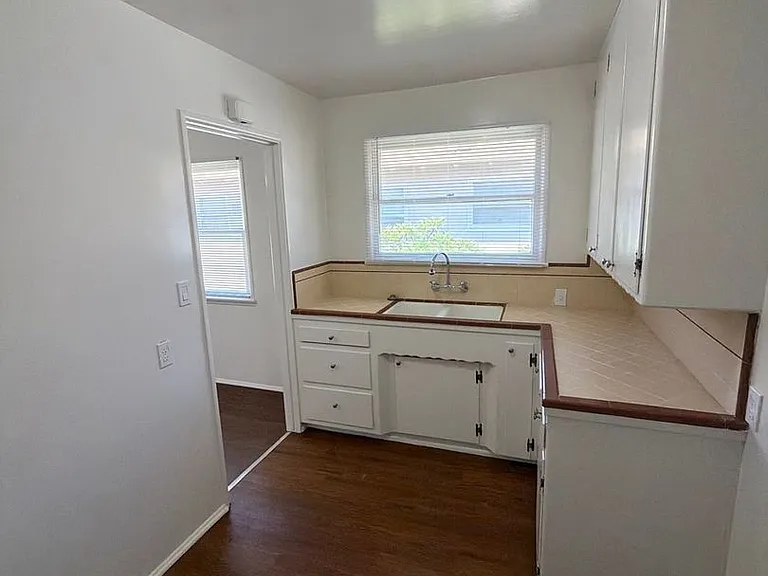 Spacious 2-bedroom apartment for rent — Photo 16