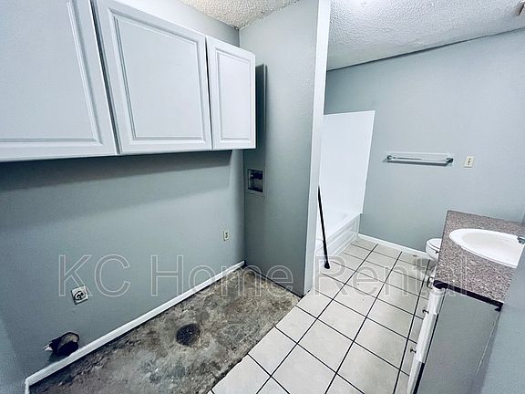 5th image of 806 NE Banner Dr APT B