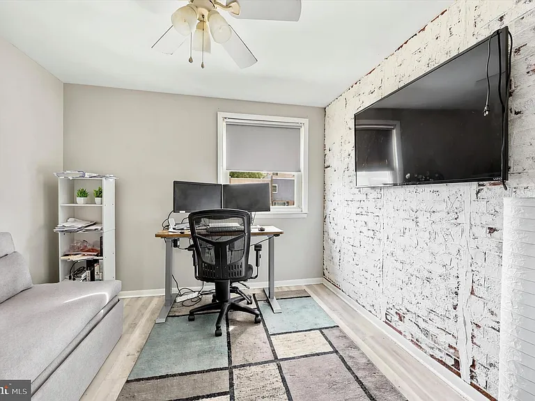 1221 S Melville St — Photo 14
