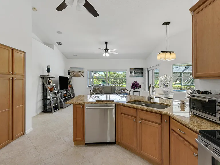 1935 Primrose Ln — Photo 15