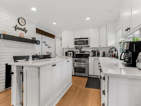 3rd image of 93 Duckpond Drive N