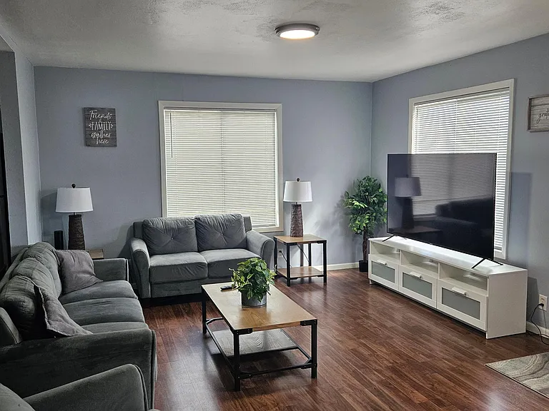 10868 W Mount Vernon Ave — Photo 2