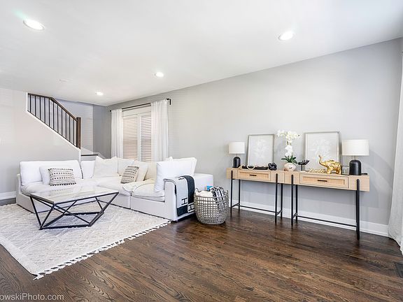 3rd image of 3024 N 76th Ave