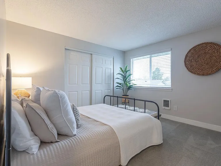 Somerset West Apartments — Photo 33