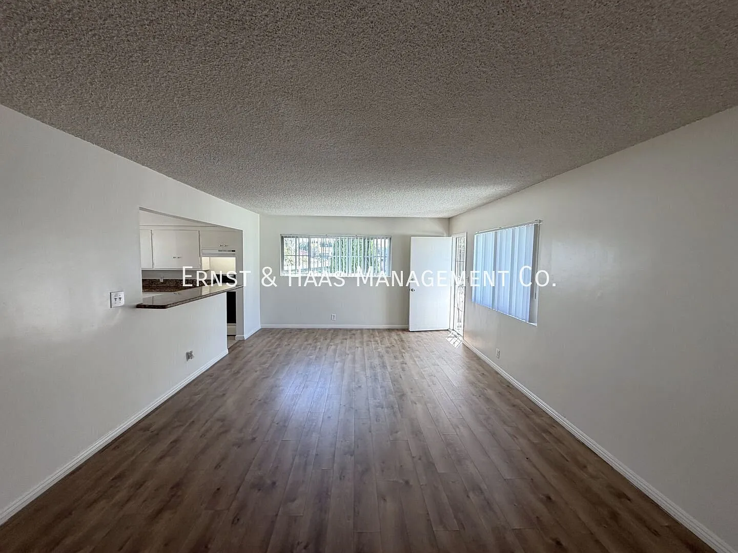 Lovely 2-Bedroom, 1-Bathroom Apartment with Private Garage! — Photo 4