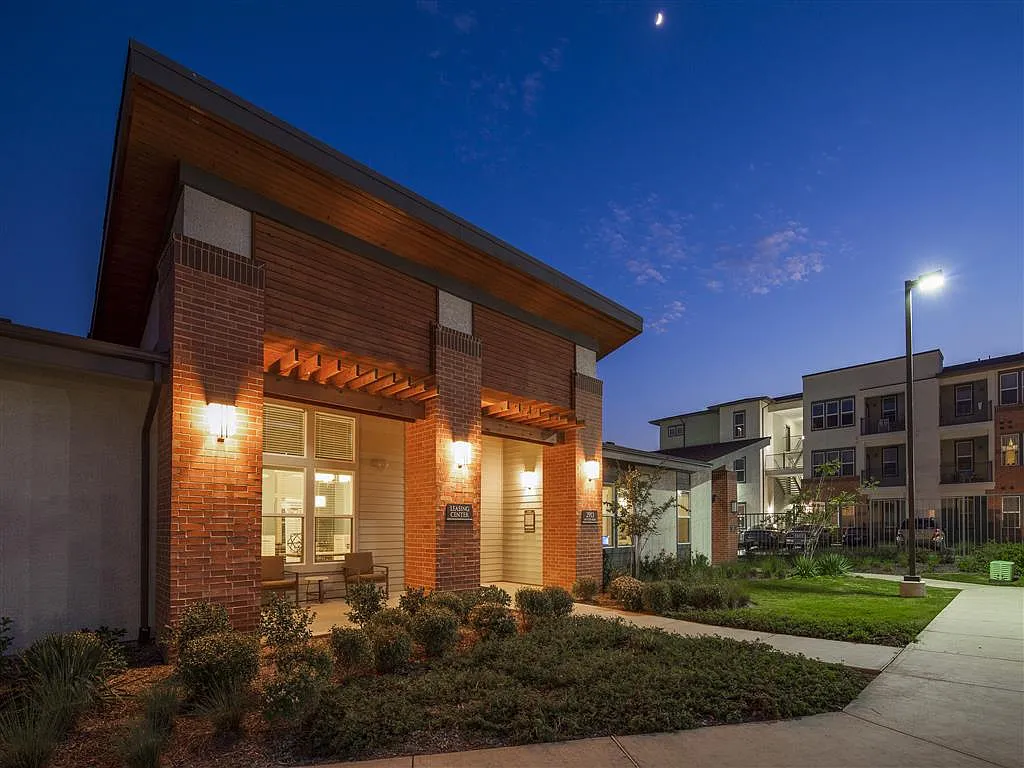 Sienna Pointe — Photo 3