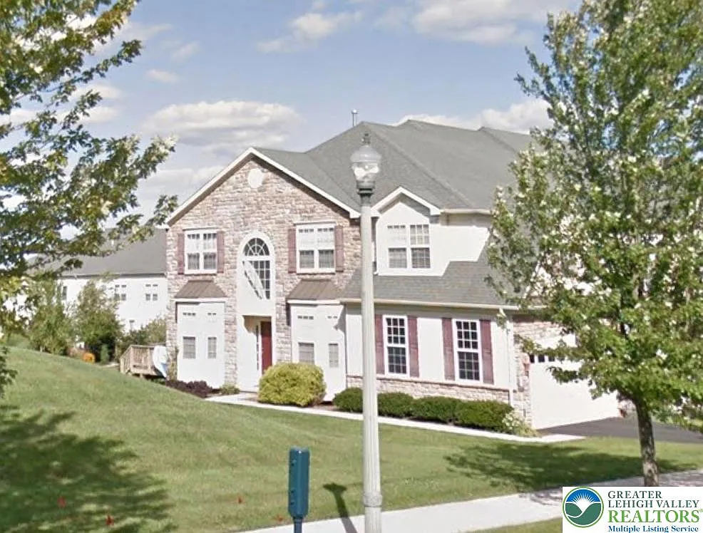 3 bed, 2.5 bath, 2661 sqft, $3,000 — Photo 1