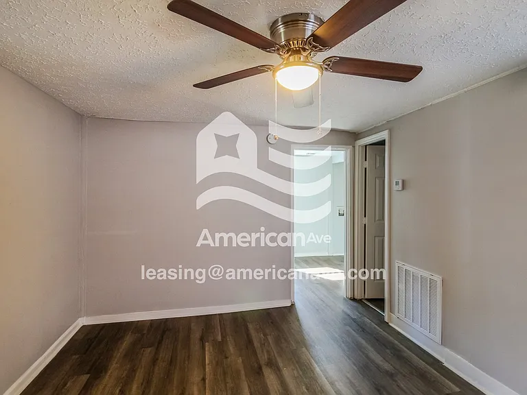 1871776_004_wm_-_living_room_13585794.jpg
