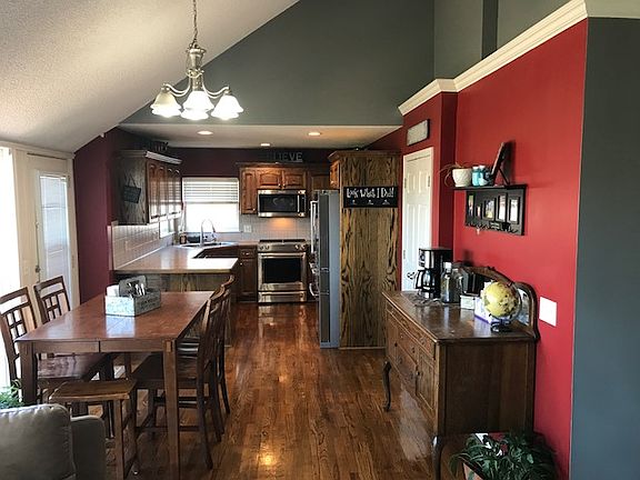 5th image of 810 NW Poplar Ct