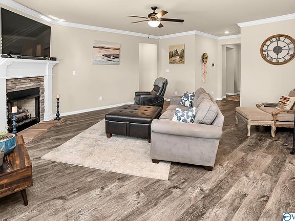 3rd image of 6512 Moon Crest Ln