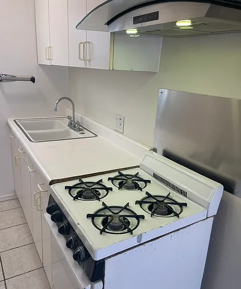 404 E Balboa Blvd — Photo 9