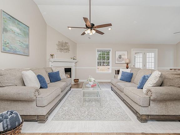 3rd image of 108 Brooke Lee Cir