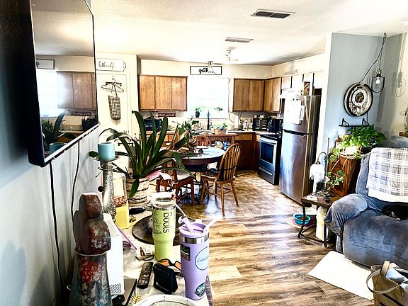 4th image of 305 E 2nd St