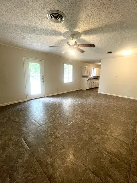 5 bed, 2412 sqft, $1,875 — Photo 3