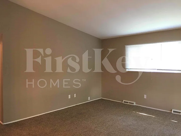 2560 Pheasant Dr — Photo 4