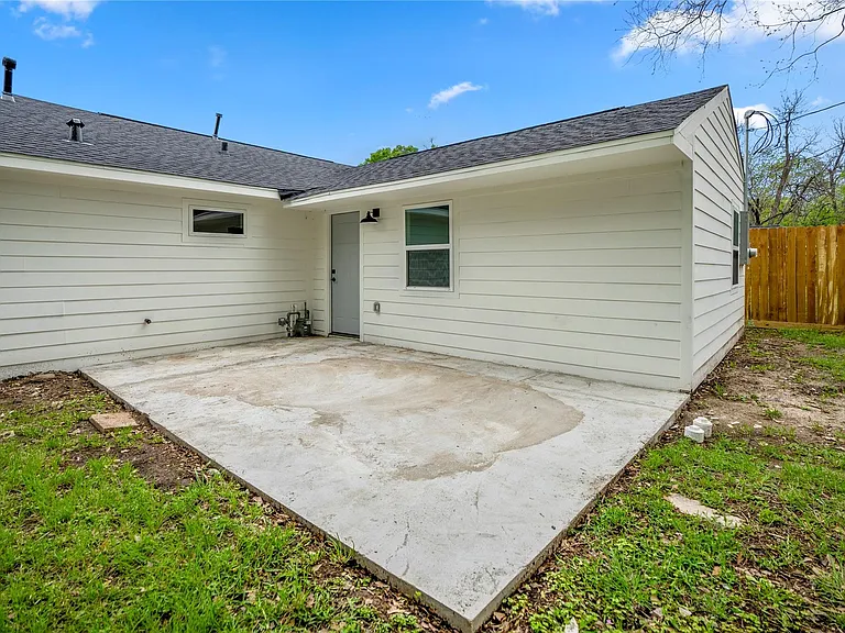 3923 Alsace St — Photo 11