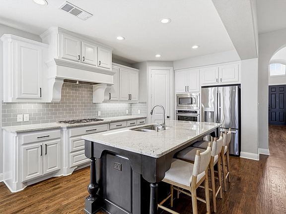 2nd image of 1008 W Bluff Way