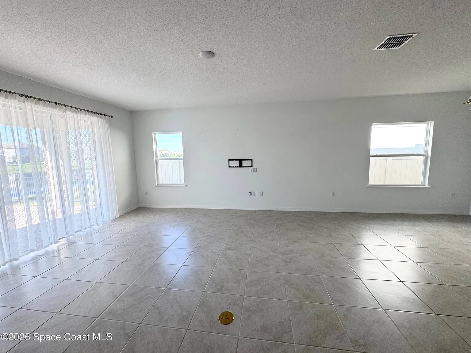 4 bed, 2.0 bath, 2161 sqft, $2,500 — Photo 3