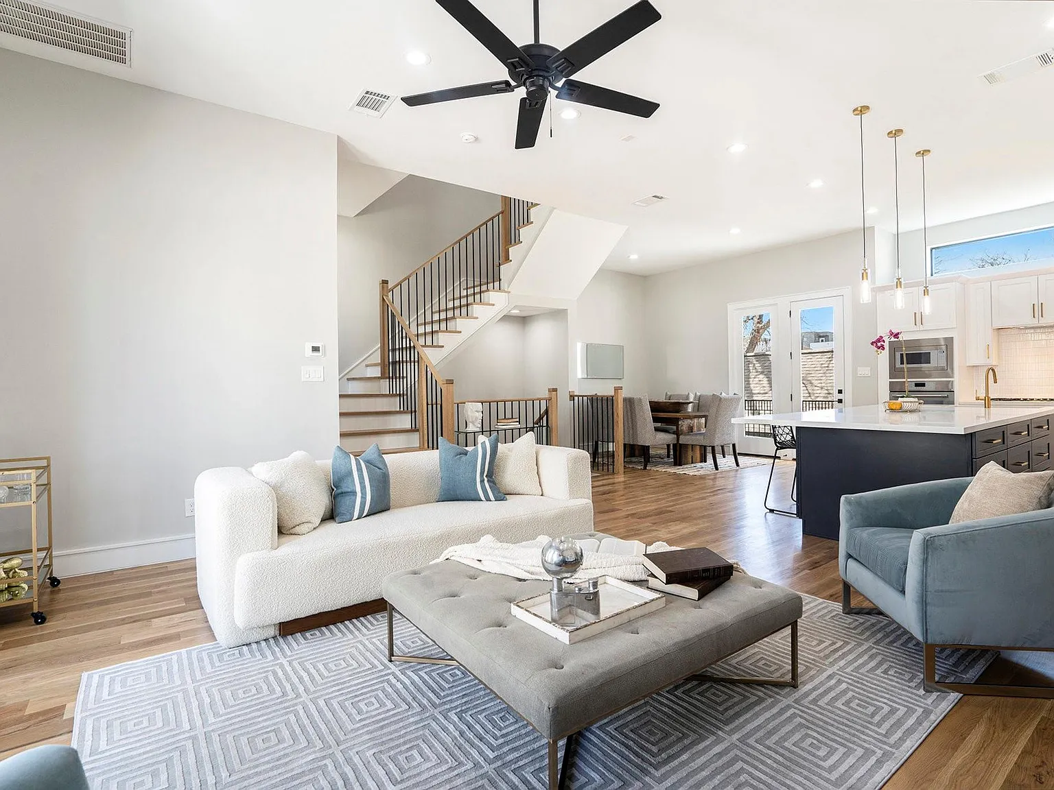 3 bed, 3.5 bath, 2128 sqft, $3,250 — Photo 3
