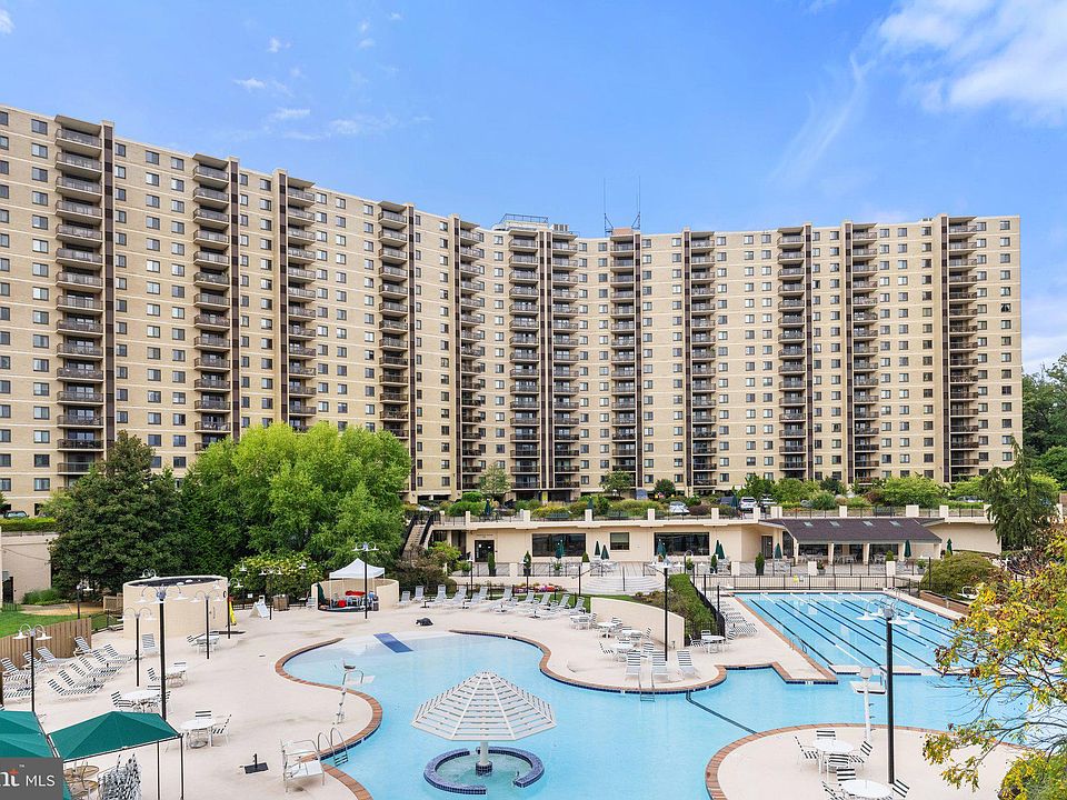 1st image of 307 Yoakum Pkwy APT 1517
