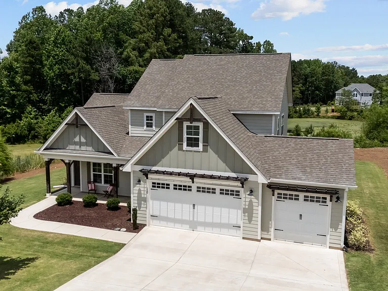 130 Amelia Dr — Photo 3