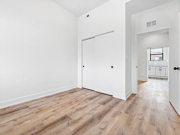 4th image of 2203 N Hamilton Ave #107