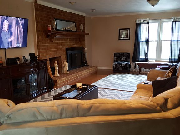 2nd image of 909 Glenda Cres