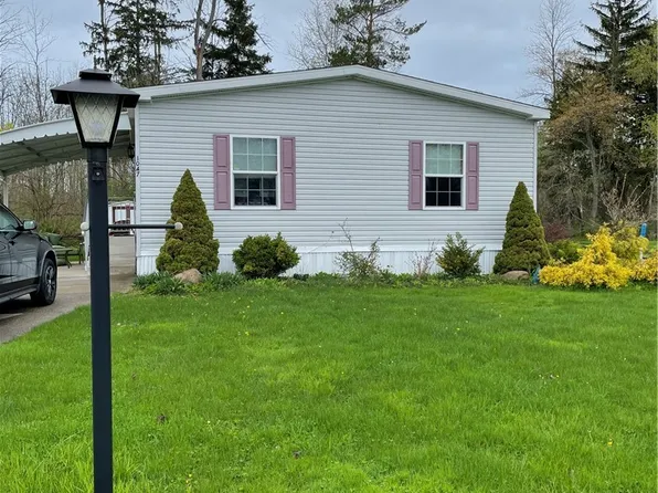 1047 Creekside Dr, Derby, NY 14047
