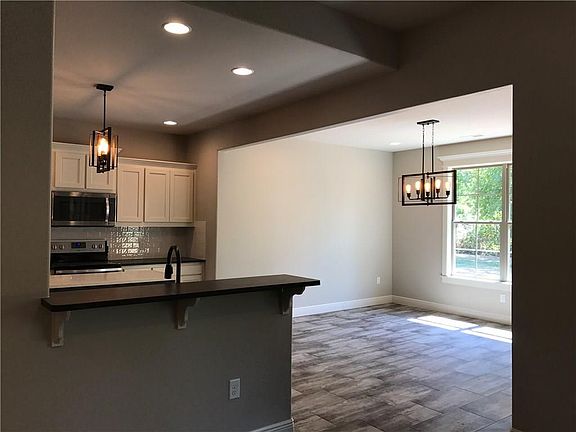 5th image of 306 Meadow Brook Cir