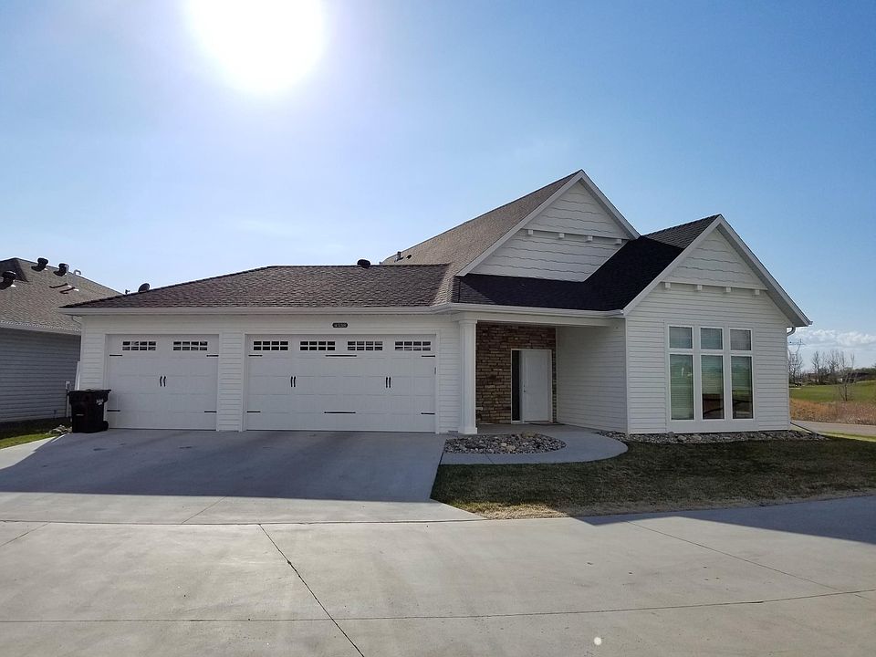 3-car garage. Very hard to find.