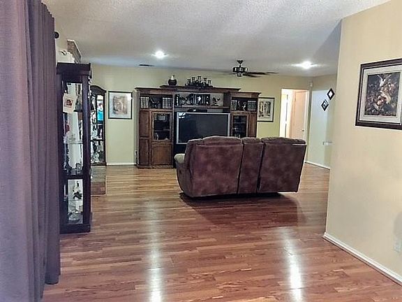 3rd image of 202 Morene Ave