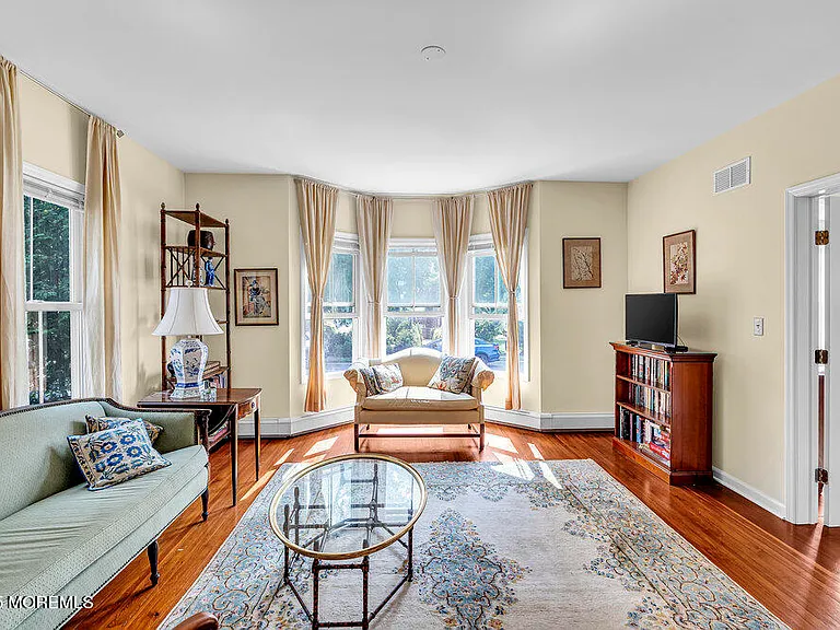 600 Saint Clair Ave — Photo 5