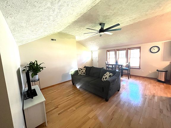 4th image of 215 Cranberry St