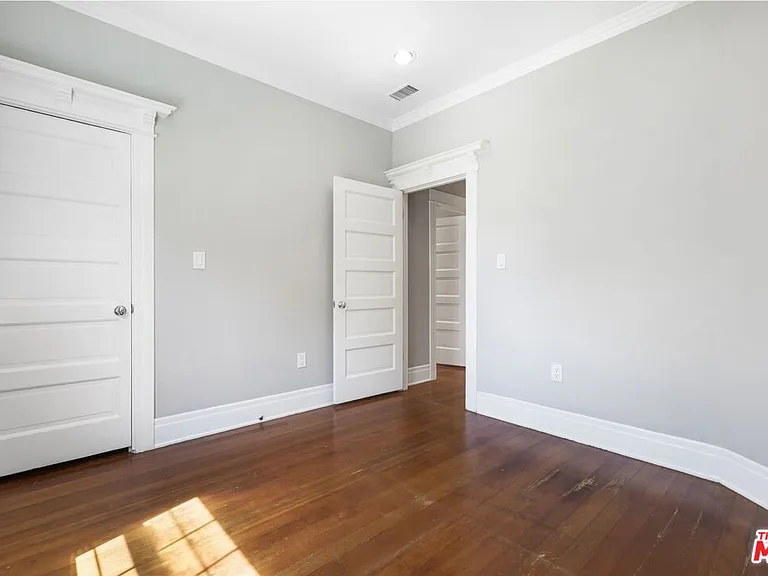 2230 W 30th St — Photo 23