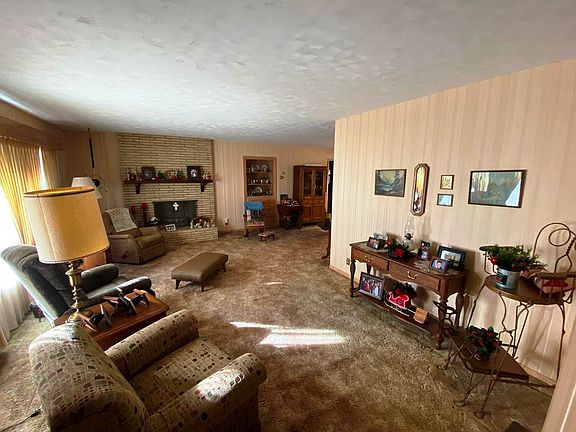 2nd image of 902 E 4th St