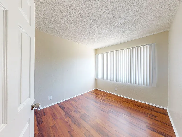 2515 10th ave — Photo 119