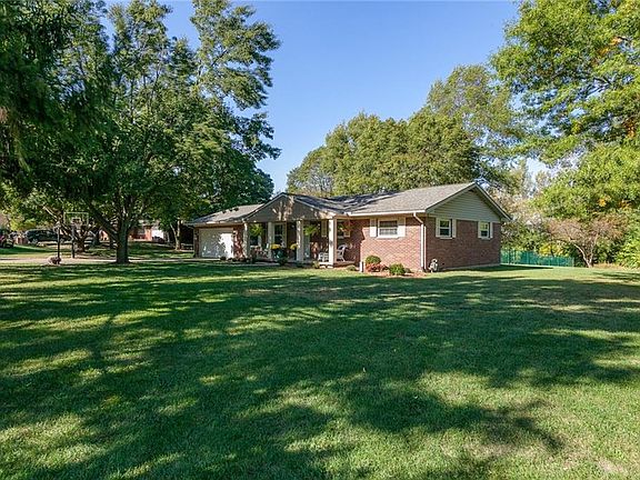 5th image of 45 Carrousel Dr
