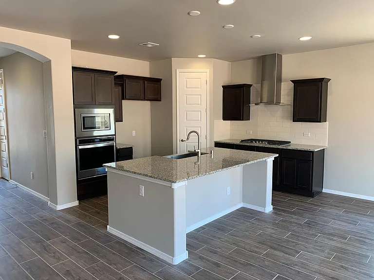 7116 Summit Ct NE — Photo 2