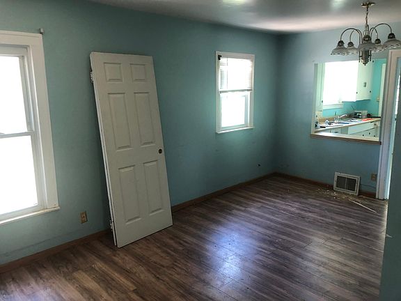 2nd image of 3415 Larchmont St