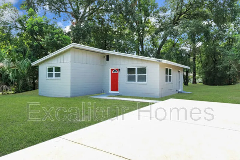 3 bed, 1.0 bath, 790 sqft, $950 — Photo 1