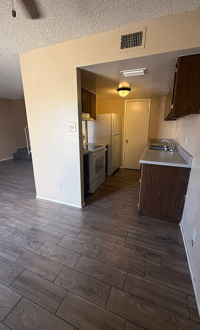 2 bed, 1.0 bath, $1,095 — Photo 2