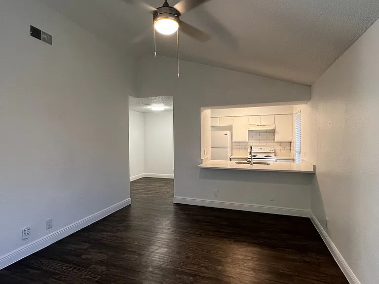 St. Edwards Place Apartments — Photo 28