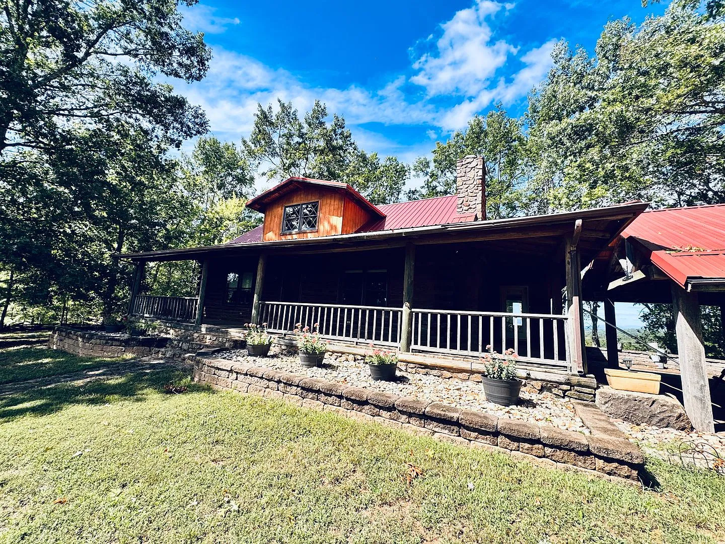 Log Cabin Retreat with Mountain Views & Shop — Photo 1