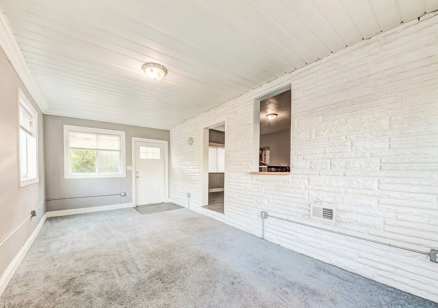 Available Now - 3 Bedroom Home W/ Garage! Ask How You Can Get Up To One Month Of Free Rent! — Photo 1