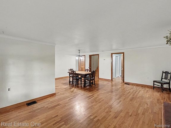 5th image of 1275 Rosell Rd